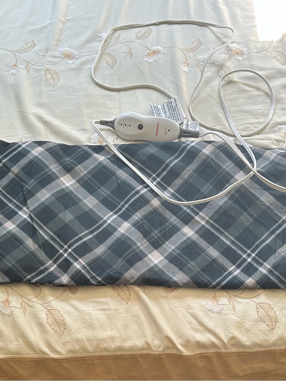 Plaid Electric Heating Pad with Controller - Charcoal/White
